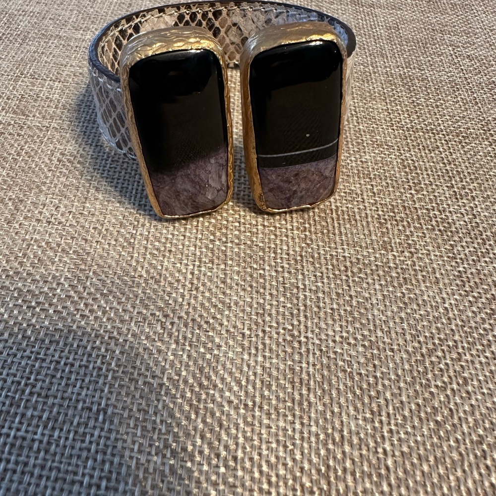 Agate stone with leather cuff